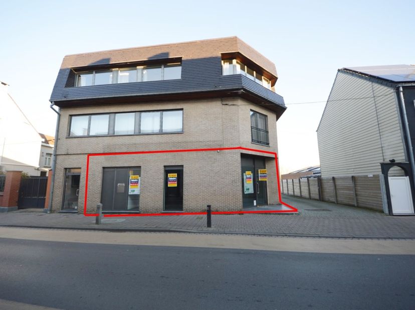 Instapklare kantoor of praktijkruimte met veel mogelijkheden met een ruime opp. (422 m²) en een PRIVE PARKING (12 plaatsen) makkelijk gelegen tussen A