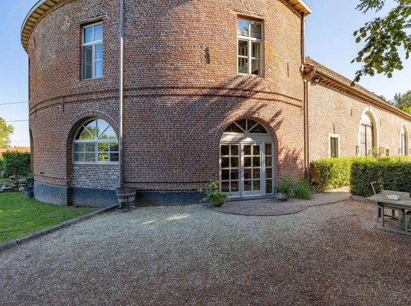 Karaktervolle woning van +-302m2 in een deel van het Kasteel van Dormaal.&lt;br /&gt;
De Tiendeschuur doet dienst als karaktervol en hoogwaardig afgewerkt h