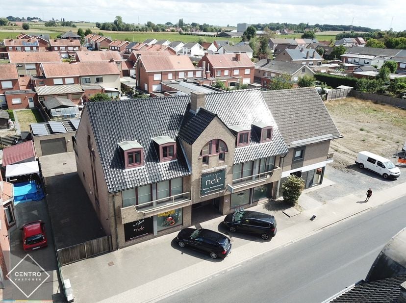 INDELING:&lt;br /&gt;
Gelijkvloers (130m2): Sas met afzonderlijke inkomdeur &lt;br /&gt;
De huidige indeling, bestaande uit verschillende praktijkruimten, sanitai