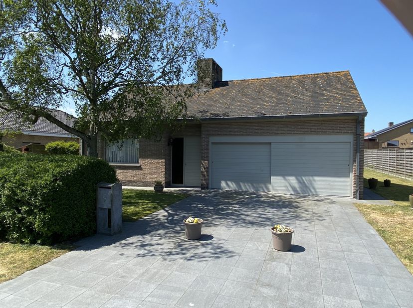 Alleenstaande charmante bungalow met 3 slaapkamers op een rustige locatie. Deze woning is gelegen in een doodlopende straat in een rustige wijk, op wa