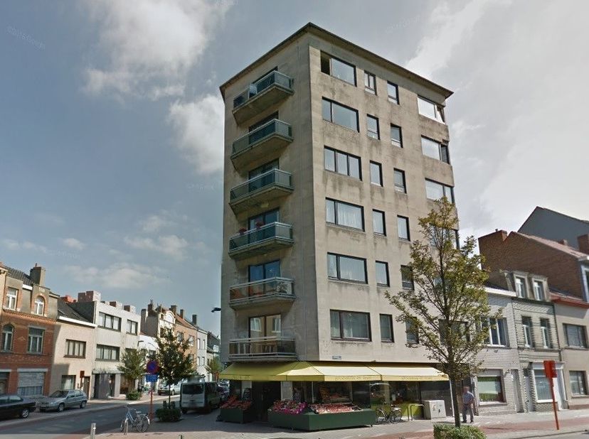Dit uitzonderlijk lichtrijke appartement is gelegen aan de rand van de binnenstad. Gelegen op een hoek geniet u de hele dag van de zon en een open zic