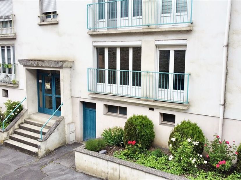Situé au coeur de Givet, à quelques minutes de la frontière belge et à proximité immédiate de toutes les commodités, cet appartement représente une be