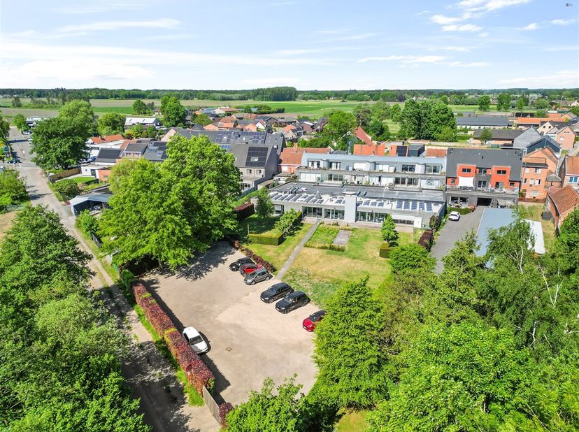 Kwalitatief beleggingseigendom bestaande uit grote groepspraktijk en 10 appartementen op 4.395m² grond.&lt;br /&gt;
Volledig verhuurd voor lange termijn en