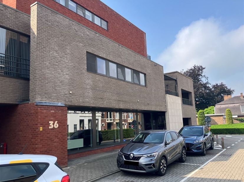 Moderne kantoorruimte op zichtlocatie. &lt;br /&gt;
Ligging: Deze kantoorruimte ligt aan de rand van het centrum van Tongeren, op een goede plek voor het ui