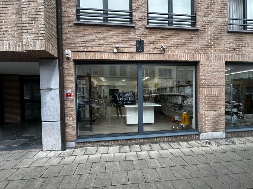 Commercieel gelijkvloers op centrale ligging in het stadscentrum van Lier.&lt;br /&gt;
&lt;br /&gt;
Indeling:&lt;br /&gt;
Winkelruimte: +/- 60 + 21 m², laminaat. &lt;br /&gt;