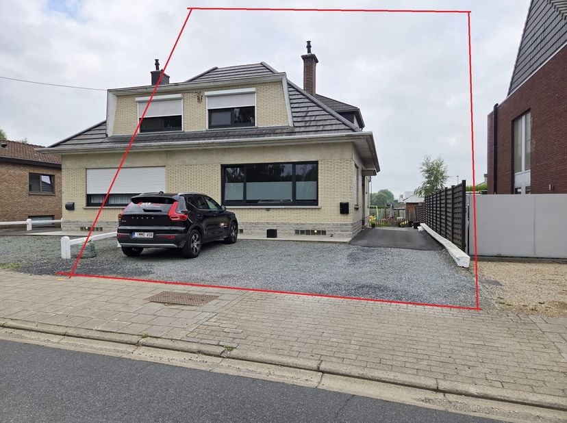 Bent u op zoek naar een rustige, doch centrale ligging? Dan is deze charmante halfopen woning in Roosdaal iets voor u!&lt;br /&gt;
Indeling:&lt;br /&gt;
Inkomhal&lt;