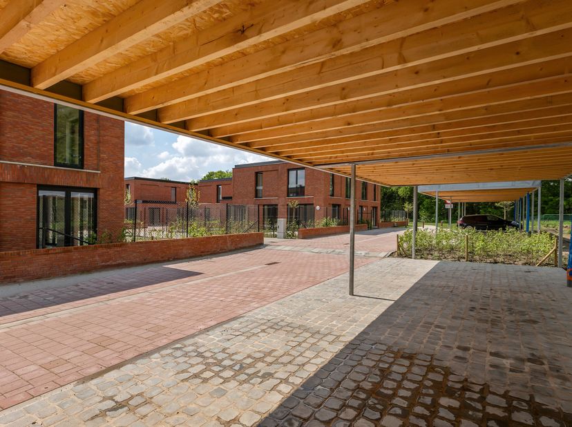 Te koop in de nieuwe verkaveling &quot;Klaverentroef&quot;: Carport met een oppervlakte van 15m² (3 meter breed en 5 meter diep).&lt;br /&gt;
Vraagprijs: 15.000 EUR e