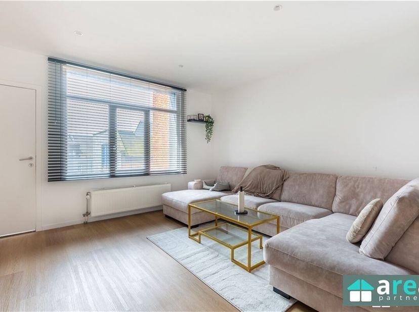 Dit ruim en licht 2 slaapkamer appartement op de tweede verdieping maakt deel uit van een kleinschalig gebouw bestaande uit 3 units zonder lift. Het a