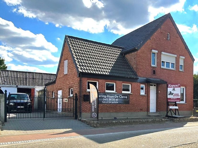 Op een gunstige en centrale ligging in het landelijke Rummen (Geetbets) vindt u deze te renoveren open bebouwing op een perceel van 790 m². Een woning