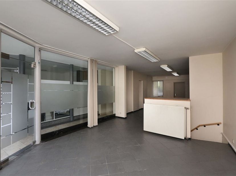 Polyvalent handelspand op toplocatie in Borgloon &lt;br /&gt;
Omgeving:&lt;br /&gt;
+ Zeer centraal gelegen in het hartje van Borgloon&lt;br /&gt;
+ Vlotte verbinding n