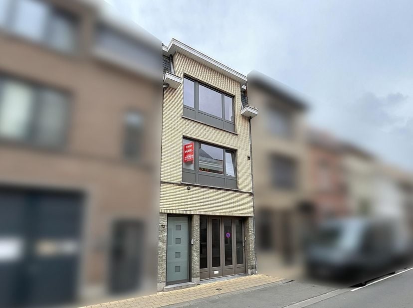 &quot;Stadswoning met 3 slaapkamers, groot terras, garage en mogelijkheden – topligging nabij markt en stadspark Beschrijving: Op zoek naar een woning met