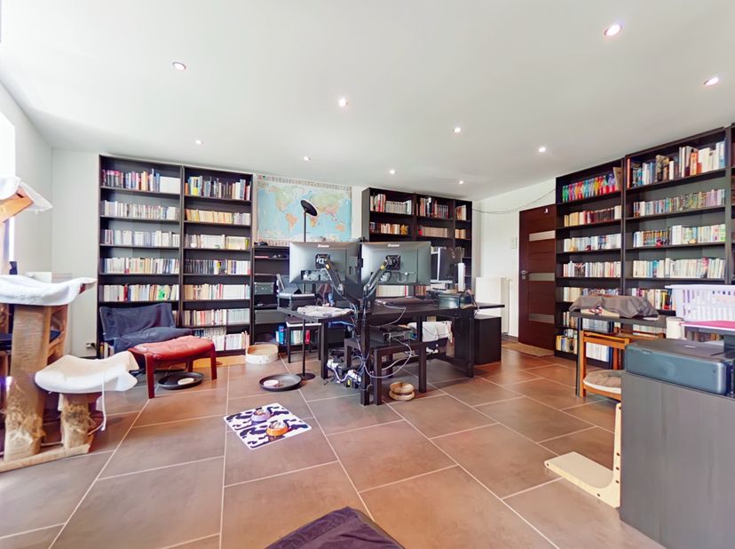 Bel appartement deux chambres en excellent état, rénové en 2019, situé au deuxième étage avec ascenseur de la résidence &quot;Monica&quot;, à seulement cinq min