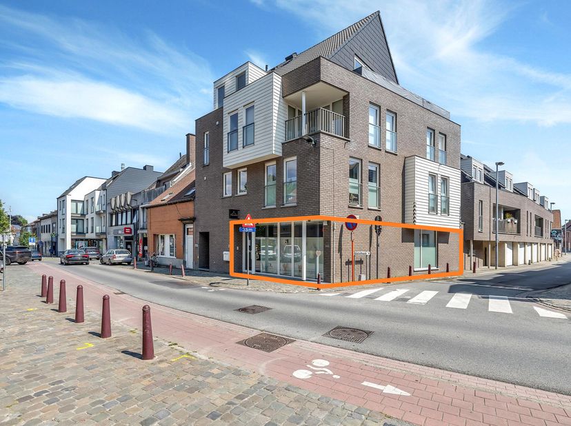 Deze veelzijdige handelsruimte van 133 m² is gelegen op een strategische locatie en biedt tal van mogelijkheden. Voorheen in gebruik als kledingwinkel