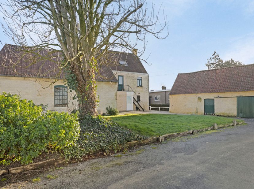 Midden in de rustgevende velden van Huise staat dit prachtige en veelzijdige pand te koop. Momenteel uitgebaat als restaurant onder de naam d&#039;Ouwe Smi