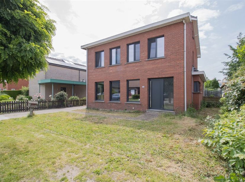 Verder af te werken, deels gerenoveerde vrijstaande woning met 3 slaapkamers op 632 m². &lt;br /&gt;
Gelijkvloers:&lt;br /&gt;
Inkomhal&lt;br /&gt;
Eetkamer van 19,5 m²