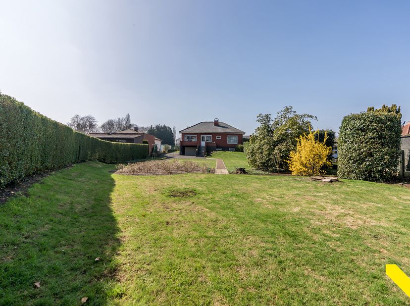 In de nabijheid van Nike vinden we deze instapklare woning, bestaande uit een ruime leefruimte, een keuken met zicht op de prachtig aangelegde tuin, d