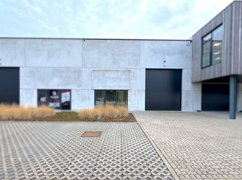 Espace commercial à louer à OlseneDécouvrez ce local commercial clé en main avec une salle d&#039;exposition spacieuse, un hangar fonctionnel et un étage s