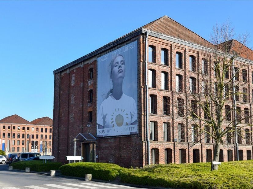 725m² mooi ingerichte kantoren op gelijkvloers met grote gemeenschappelijke parking&lt;br /&gt;
Ligging: in voormalige Dakpannenfabriek Pottelberg, in de En