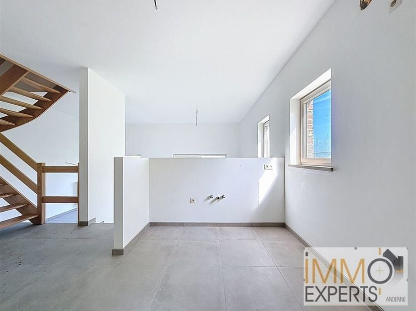 Le bureau Immexperts vous présente : Sur les hauteurs d&#039;Andenne, découvrez cette maison parachevée et sa vue  sur la Vallée de la Meuse. Bien pensée,
