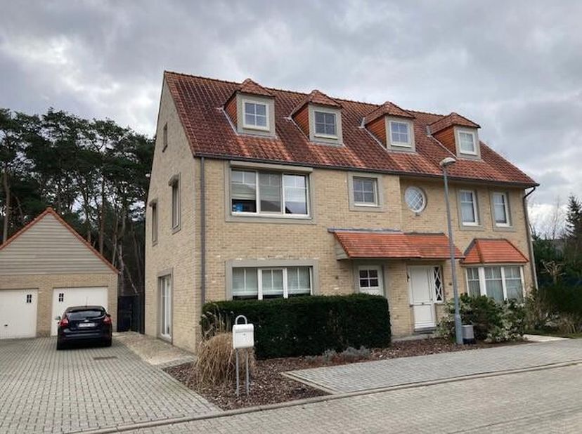 Zeer rustig gelegen, instapklare woning in Mol-Ginderbuiten. Indeling: inkomhal met toilet en vestiaire, ruime woonkamer met open ingerichte keuken (k