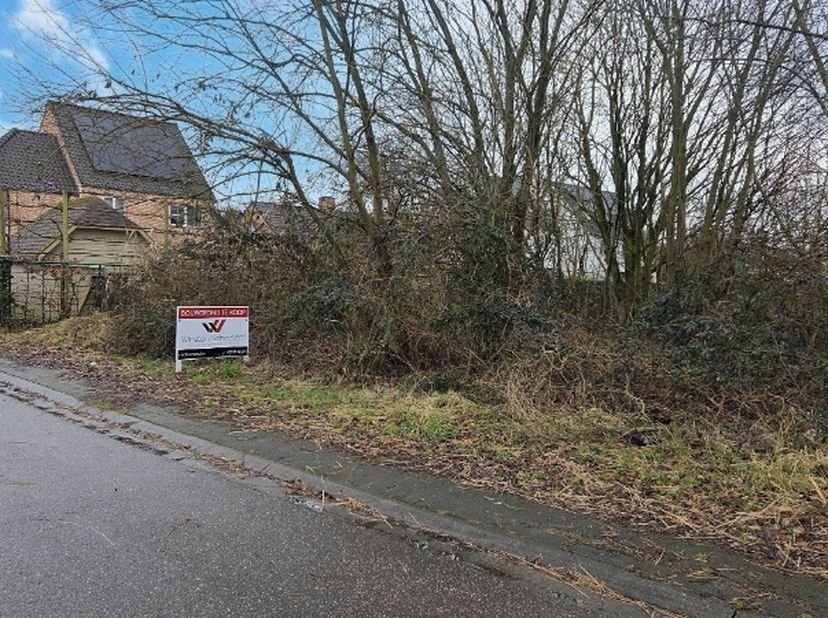 Rustig gelegen perceel bouwgrond van 6a51ca. Zuid georiënteerd. &lt;br /&gt;
Perceelsbreedte: vooraan 18m50 - achteraan 15m84 - diepte: ±37.&lt;br /&gt;
Bouwdiept