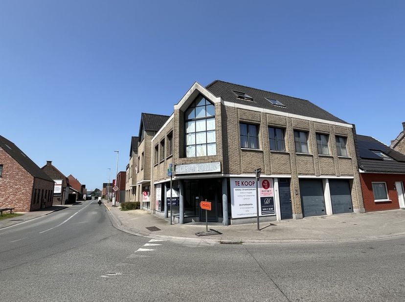 Dit aangename appartement biedt alle comfort. Indeling:&lt;br /&gt;
- inkom&lt;br /&gt;
- ruime en lichtrijke leefruimte met uitzicht op het dorp&lt;br /&gt;
- ingerich