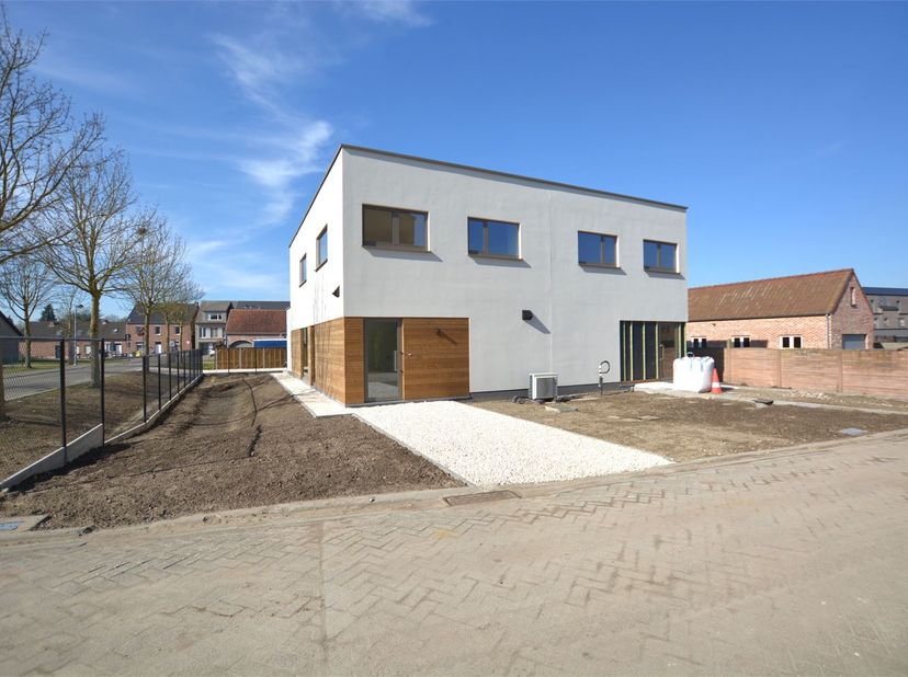 Op een uitstekende locatie te Booischot/Pijpelheide vinden we dit prachtig, energiezuinig nieuwbouwproject bestaande uit 2 halfopen bebouwingen met mo