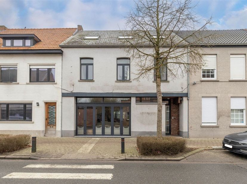 Handelsruimte / kantoor met tuin en garage.&lt;br /&gt;
Handelsruimte waar functie kantoor is toegestaan.&lt;br /&gt;
- Bruikbare vloeroppervlakte: 145 m²&lt;br /&gt;
-