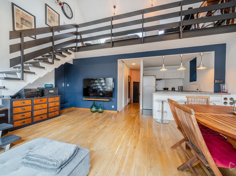 We invest Mons vous présente cet appartement dont les atouts sont nombreux. Idéalement situé dans l&#039;hyper centre ville dans une résidence de Maitre sé