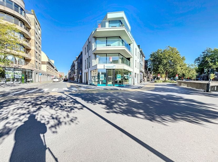 Handelspand te huur in Kortrijk op de Veemarkt.&lt;br /&gt;
Nieuwbouw winkel van ca. 53 m² met zeer brede etalage van ca. 14 m. &lt;br /&gt;
De ligging op de Veem