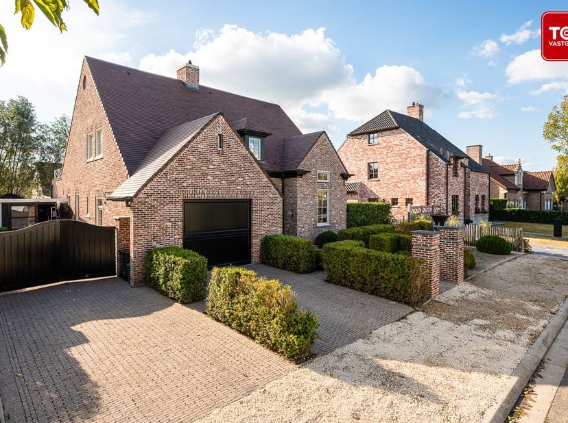 Deze ongelooflijk degelijke woning straalt klasse en vakmanschap uit. Gebouwd en afgewerkt met alleen de beste materialen, waarbij elk detail zorgvuld