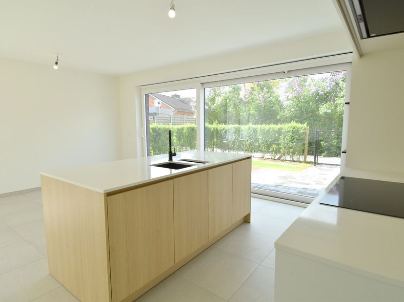 Deze prachtige nieuwbouwwoning is gelegen in het Heuvelland en biedt alles wat je zoekt in een instapklare woning. Met tuin, drie slaapkamers en een b
