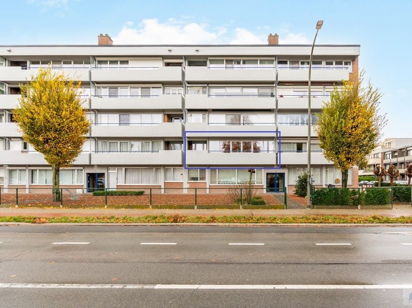In residentie Meurkenshof te Maaseik vinden we dit instapklaar appartement met 3 slaapkamers. Het appartement is recent vernieuwd en biedt een moderne