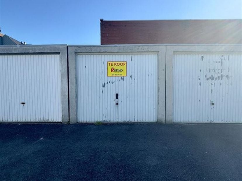 Centraal gelegen GARAGE. Op wandelafstand van de Grote Markt. Huurwaarde 60€/maand