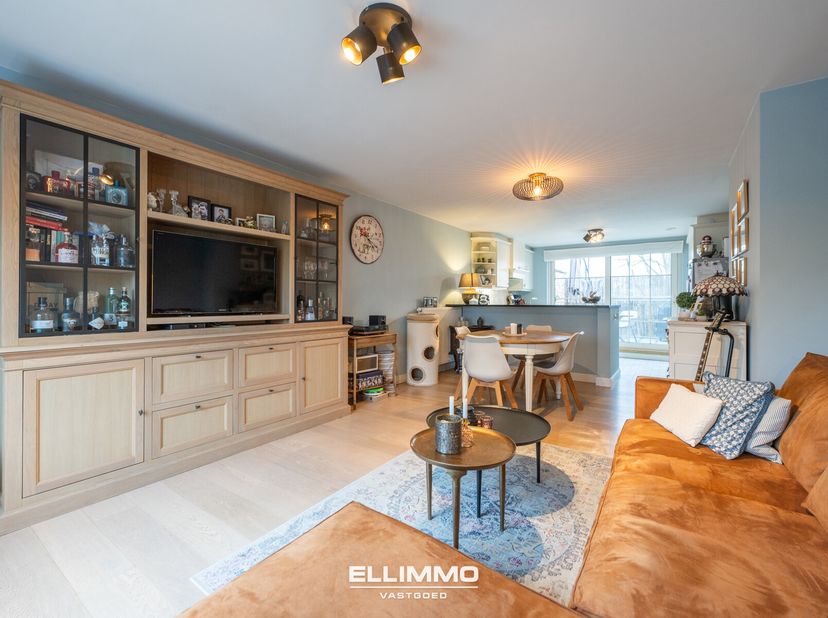 Deze prachtige duplex, gelegen in een rustige straat in het groene Munsterbilzen, biedt een unieke combinatie van gezelligheid, charme en een degelijk