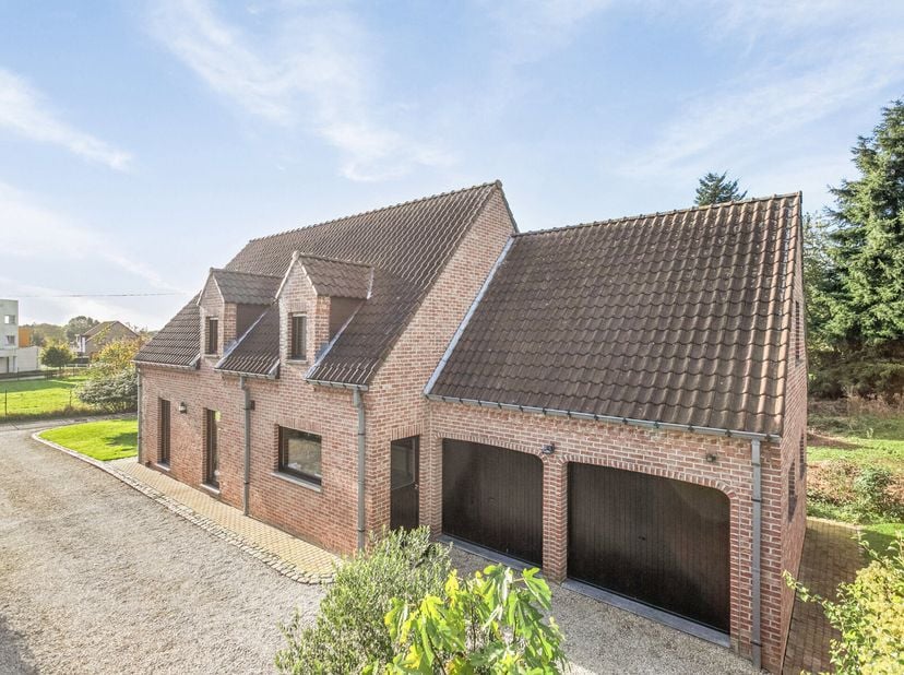 Cette magnifique villa individuelle prête à emménager est située sur un terrain exceptionnellement vaste de 15 ares à Overijse, offrant une tranquilli
