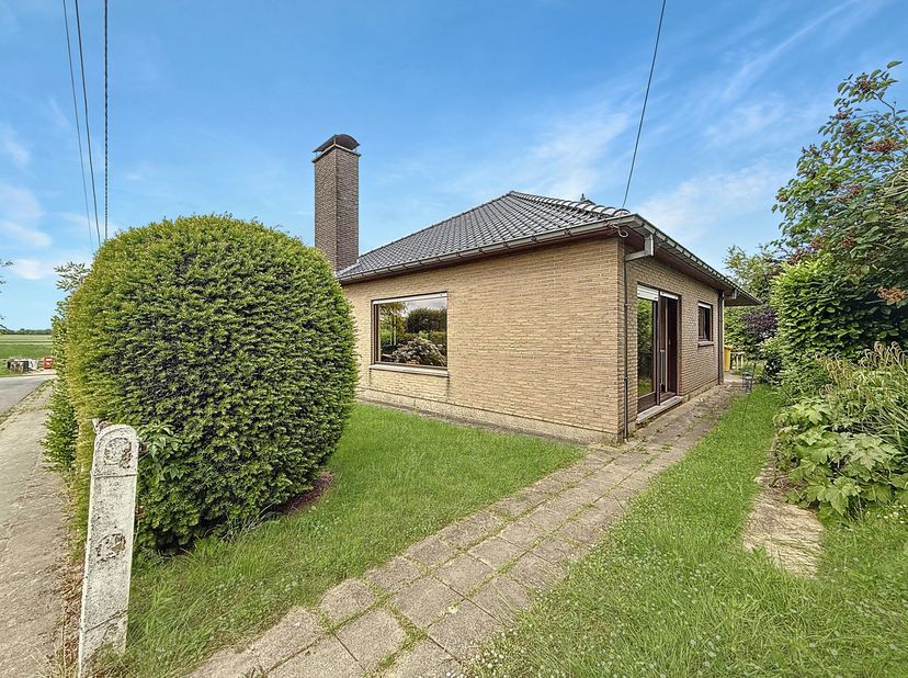 ROSIERES - Gelegen in een gewilde omgeving vlakbij het meer van Genval, GSK en de E411, presenteert AMELOT PROPERTIES deze gelijkvloerse woning uit 19