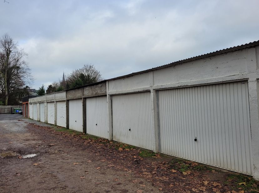 Te koop: Twee afgesloten garageboxen in hartje Geel! Bent u op zoek naar een veilige en centrale plek om uw wagen, motor of extra spullen te stallen?