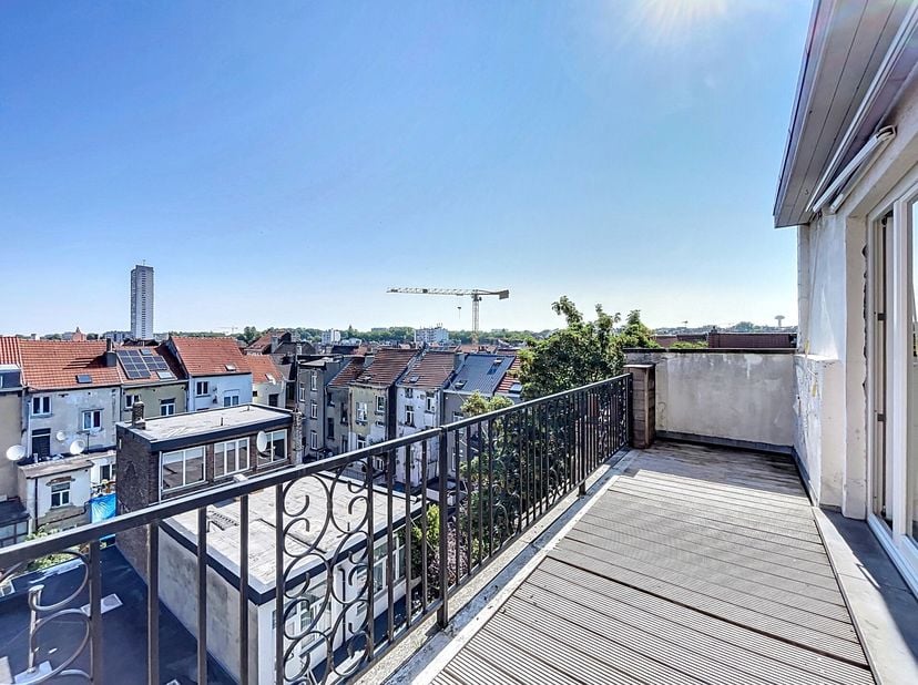 Entre Josaphat et Sainte Marie, au 3E et dernière étage d&#039;une maison de Maître, superbe duplex-penthouse 3 chambres de ± 150m² bruts avec grande terra