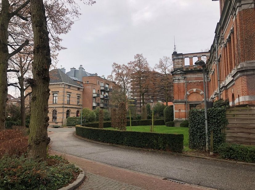 Deze parking bevindt zich binnen de ring van Leuven, meer bepaald in op de Kapucijnenvoer 112, parking 85. Deze parkeerplaats is zeer eenvoudig bereik