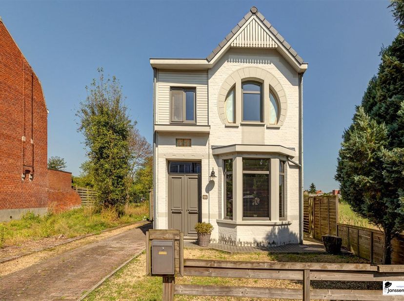 Deze karaktervolle woning in Kapellen combineert historische charme met modern comfort. Bij binnenkomst wordt u verwelkomd in een lichte hal die leidt