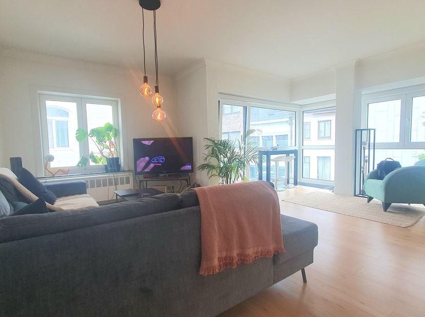 Ruim appartement met veel lichtinval gelegen op de winkelstraat van Hasselt. &lt;br /&gt;
Indeling:&lt;br /&gt;
Verdiep +2:&lt;br /&gt;
- inkomhal&lt;br /&gt;
- woonkamer&lt;br