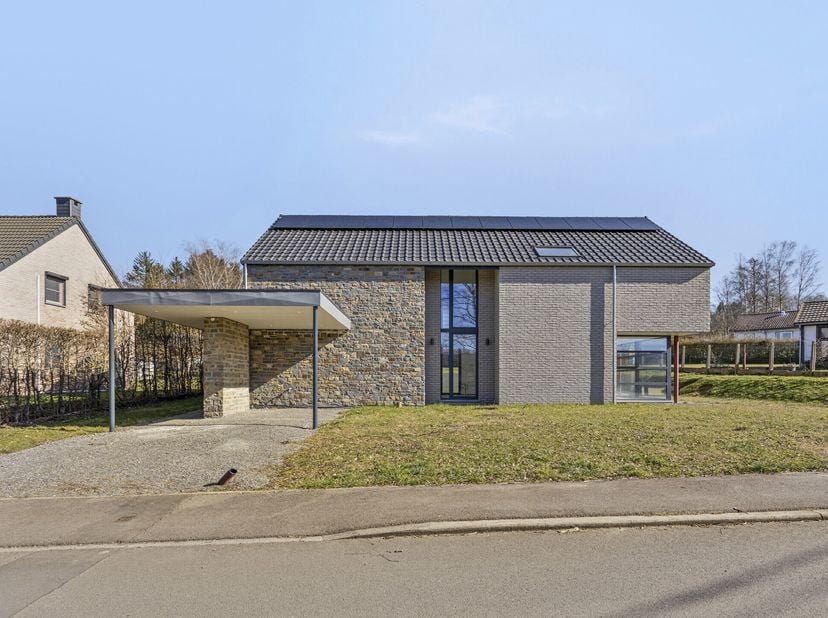 Engel&amp;Völkers heeft het genoegen u deze prachtige villa voor te stellen, gebouwd in 2025, op een perceel van 1.115m². Op de begane grond ontdekt u een