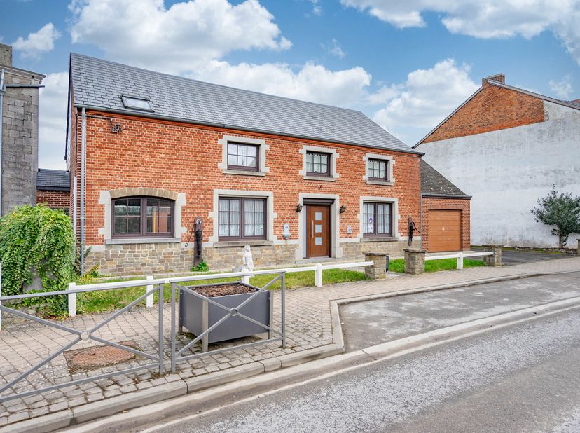 EasyHome vous invite à découvrir cette belle maison située dans le charmant village de Melreux.  Elle offre 240 m² habitables, dont une véranda lumine
