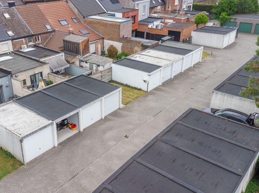 Garage à vendre
                    à 2845 Niel