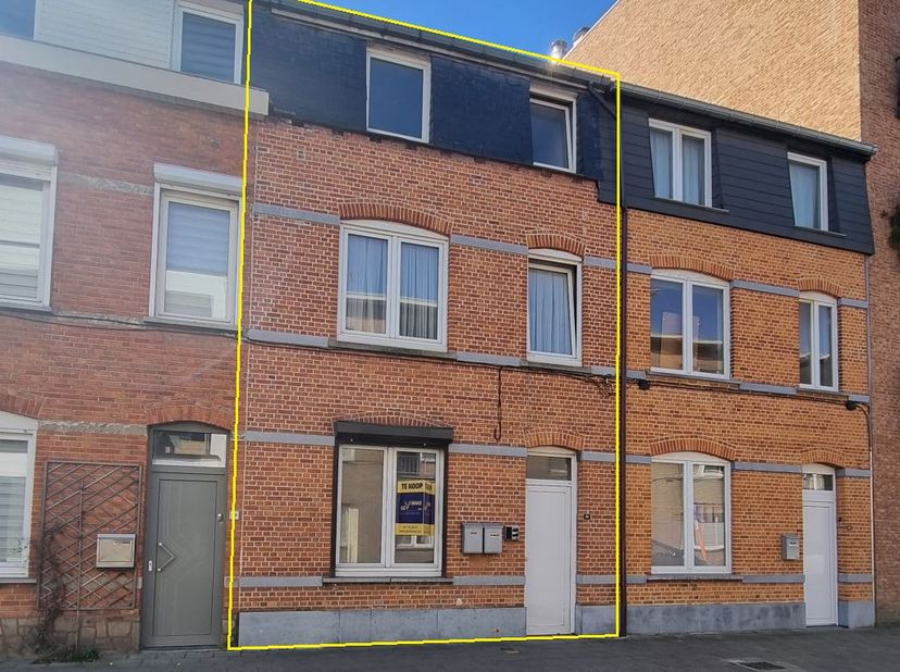Hasselt: Veelbelovend renovatieproject met twee appartementen en enorm potentieel !&lt;br /&gt;
&lt;br /&gt;
Droomt u van een unieke kans om uw eigen stempel te d