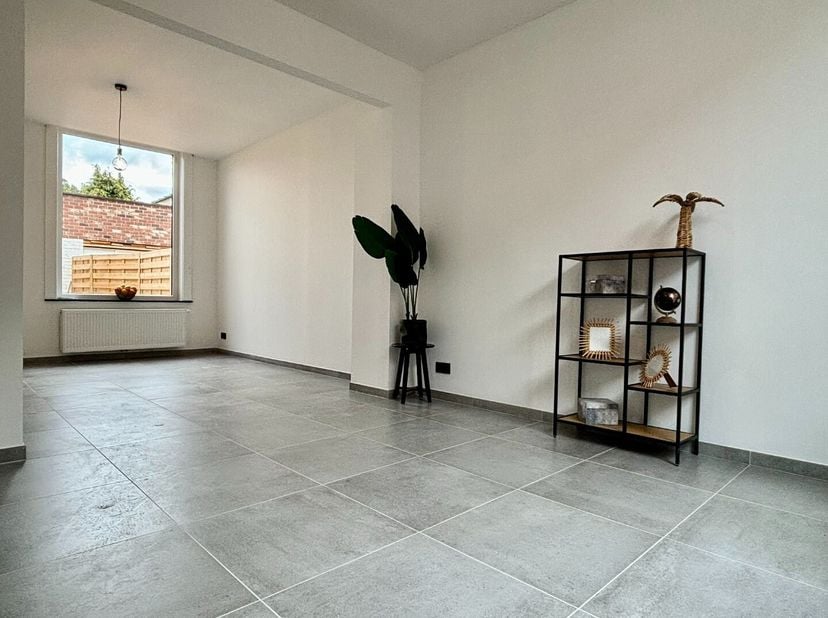 Deze prachtig vernieuwde rijwoning is gelegen op een toplocatie, op wandelafstand van het centrum van Kuurne. De woning combineert moderne luxe met ee