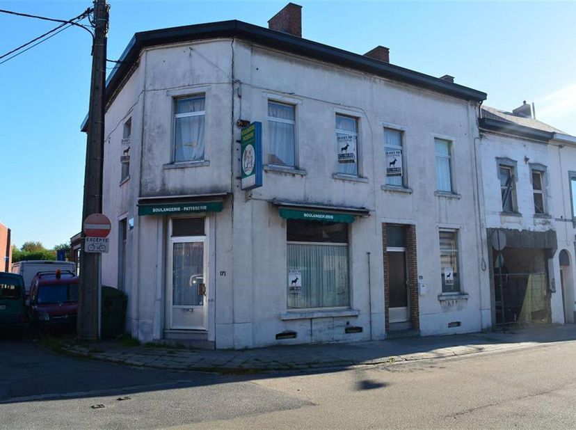 De studie van de eigenaren biedt u dit grote huis met een bedrijf (voorheen een bakkerij) en aan de achterzijde een groot atelier in het hart van JUME