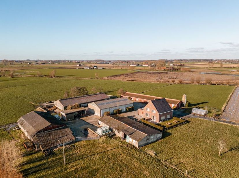 Deze landelijk gelegen eigendom is gelegen in Vinkt, een deelgemeente van Deinze, en kent een vlotte verbinding naar Deinze-centrum, Tielt en Aalter.&lt;