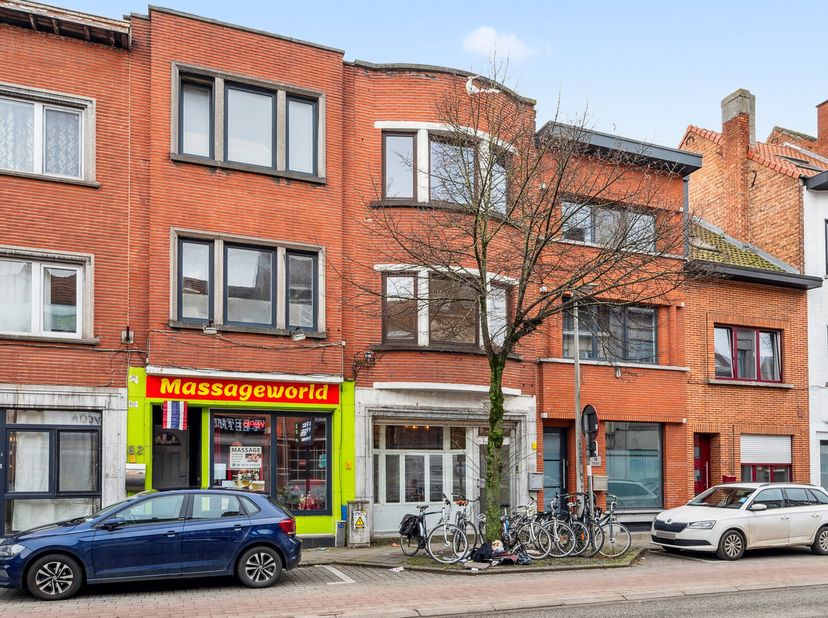 Découvrez cette maison de ville polyvalente avec un espace commercial au rez-de-chaussée et un vaste duplex à létage. Située au début de la Diestseste